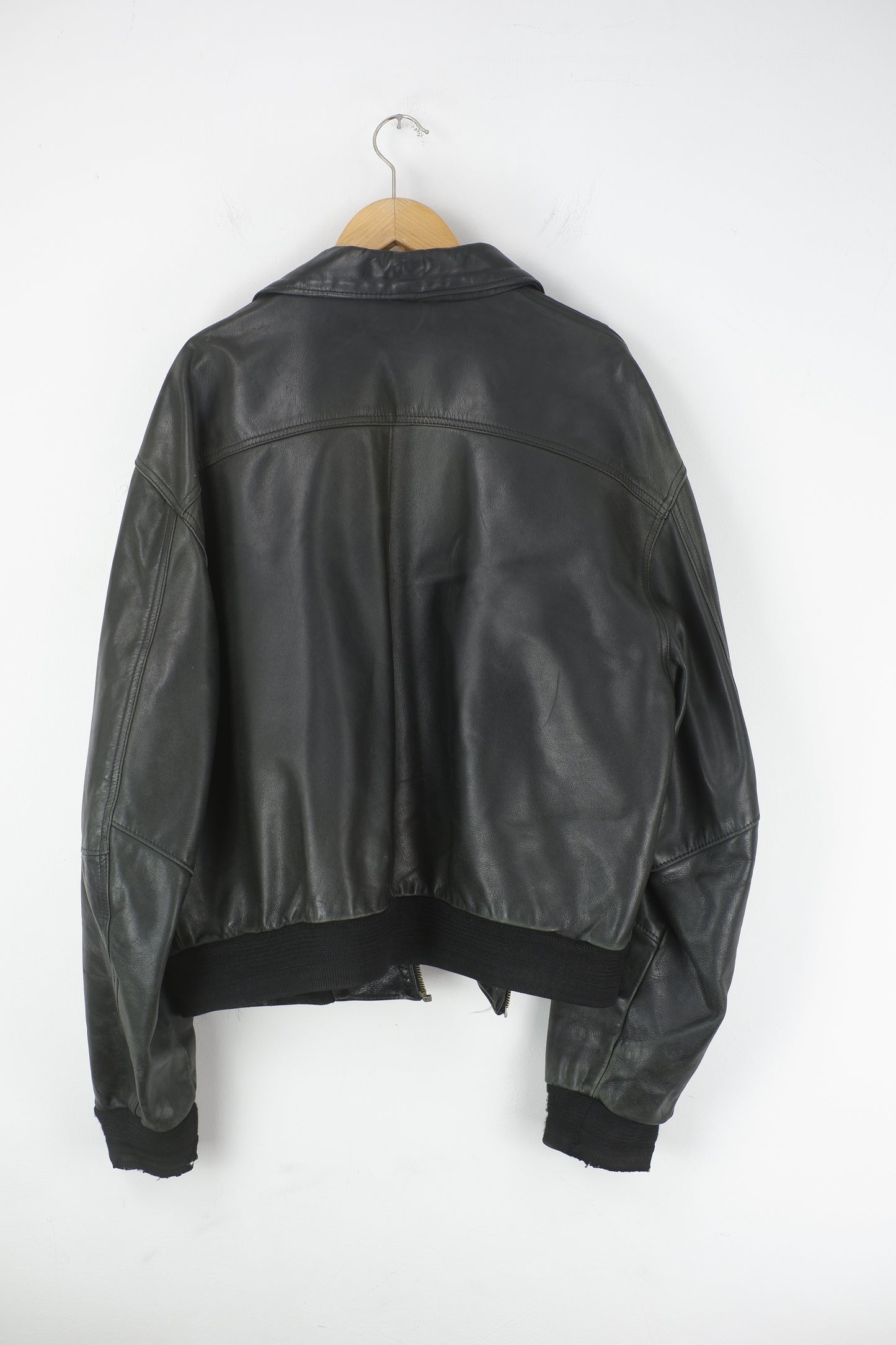 Vtg Bomber / classic black leather jacket